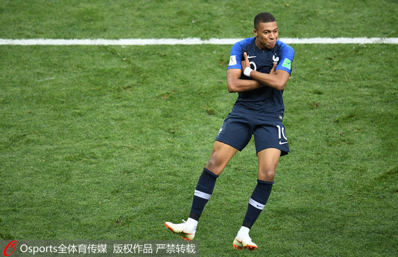 队友为他让球点，暖心瞬间