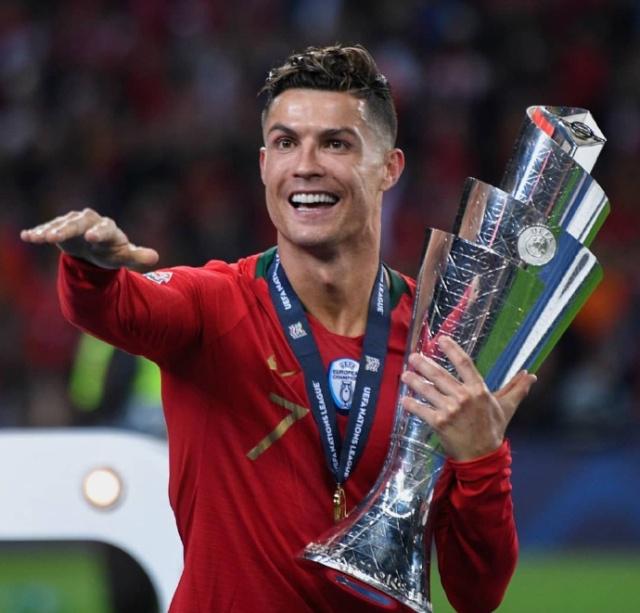 前锋关键时刻破门，球队士气高涨